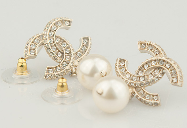 哪里回收香奈儿经典珍珠双C奢侈品耳饰价高而又可靠？