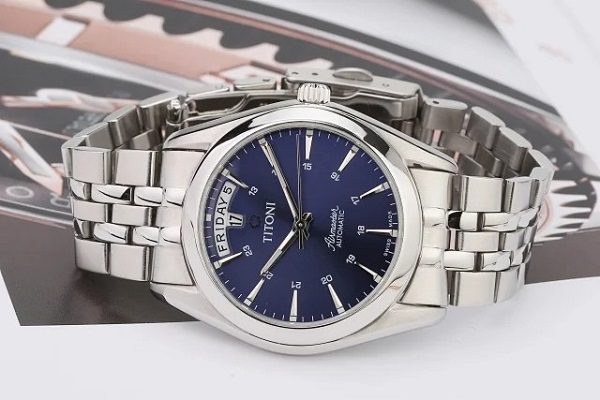 蓝盘银针梅花手表回收多少钱 对千元表不该有标准？