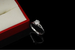 两万的钻石戒指回收多少钱 奢侈品牌钻戒轻松五折