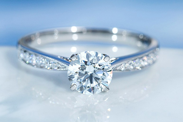 买的钻石戒指卖多少钱一克？
