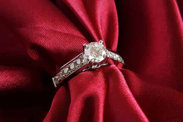 18k金钻石戒指回收多少钱