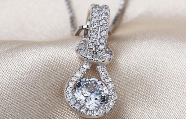 靓女最爱的谢瑞麟钻石项链最高几折回收