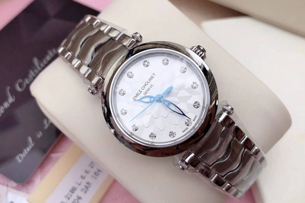 精钢材质的艾米龙手表二手能卖多少钱？