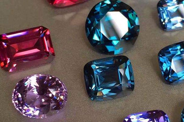 钻石与宝石哪个更有收藏价值