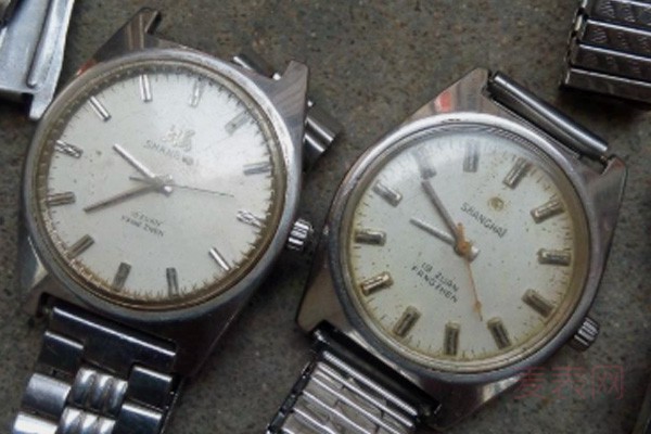 二手老款旧上海手表展示图