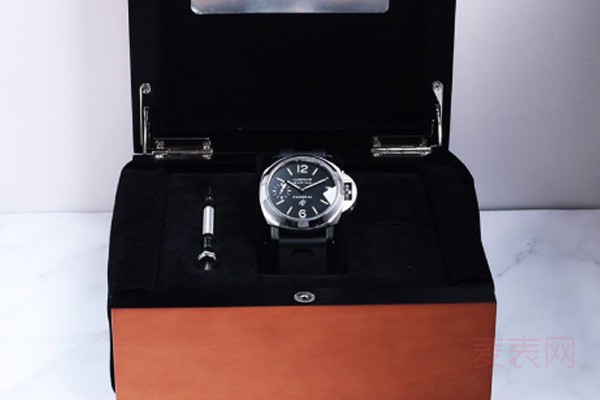 二手沛纳海LUMINOR系列精钢机械腕表盒装展示图