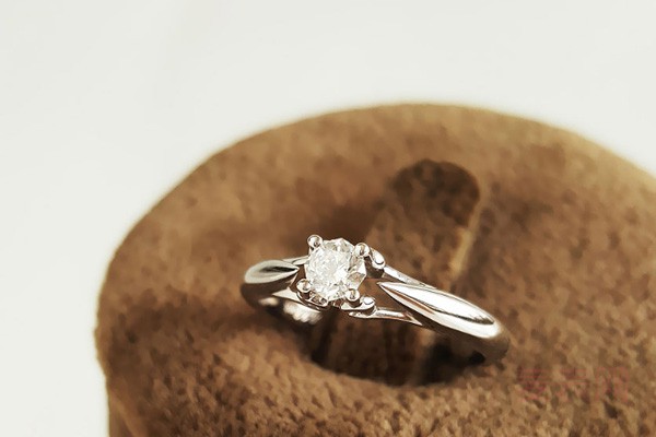 二手通灵18k白金女士订婚钻石戒指展示图