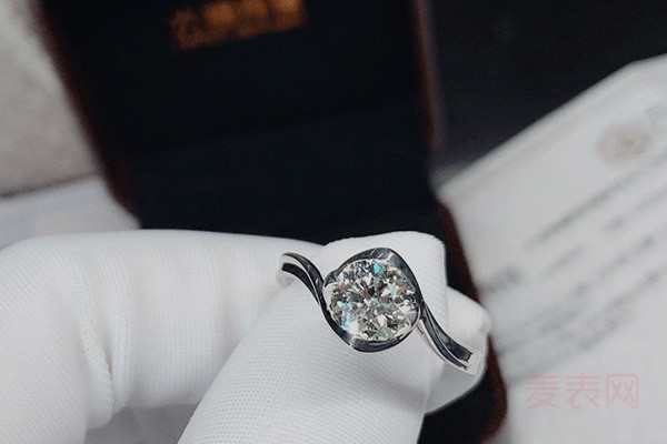 二手六福珠宝一克拉金750铂金圆形钻石戒指展示图
