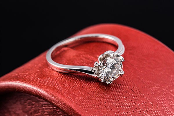 金au750的周六福钻石戒指回收价格多少钱