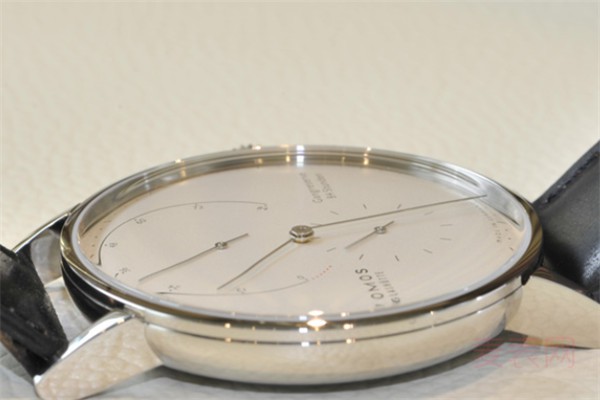18k白金的nomos二手表回收价格有几折